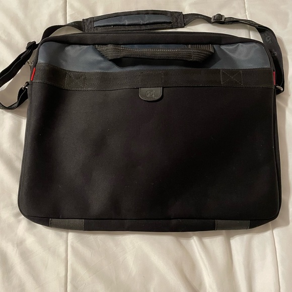 Swiss Gear 13” x 17” laptop case w/shoulder strap - NWOT - Picture 4 of 4